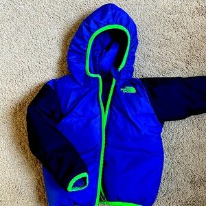 Reversible North Face winter coat for toddler, 18-24 Hood snug around face.
